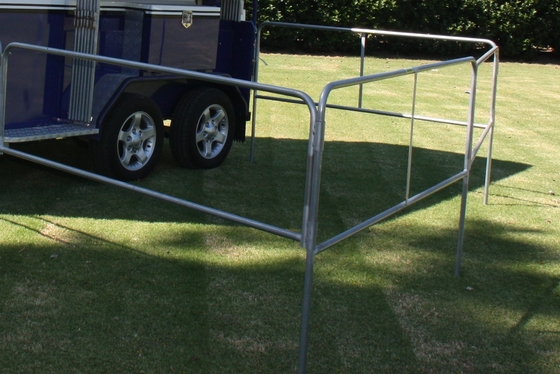 Mobile Rot Proof 1.35m Tall Livestock Handling Equipment For horse float